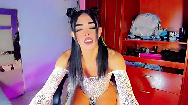 Snapshot of Naomisaenz01 chatting on June 24, 10:31 pm Naomisaenz01 online show from June 24, 10:31 pm