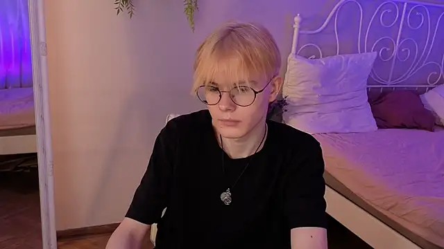 Snapshot of Liam_Blair chatting on April 12, 5:23 am Liam Blair online show from April 12, 5:23 am