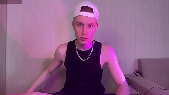 Snapshot of Travis_Gracile chatting on April 19, 9:30 am Travis Gracile online show from April 19, 9:30 am
