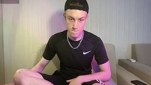Snapshot of Travis_Gracile chatting on April 28, 9:14 am Travis Gracile online show from April 28, 9:14 am