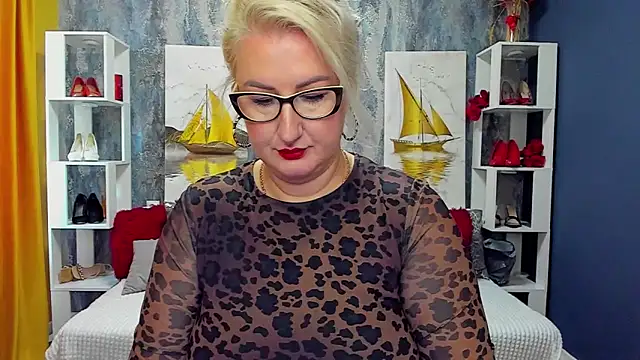 DianaFrances online show from April 25, 9:45 am