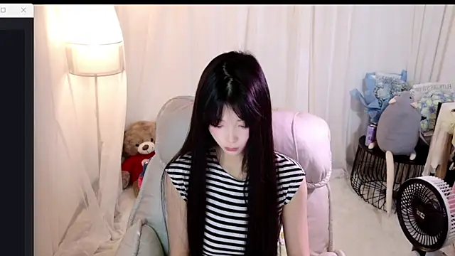 Snapshot of Zoe-001 chatting on April 20, 2:09 pm Zoe-001 online show from April 20, 2:09 pm