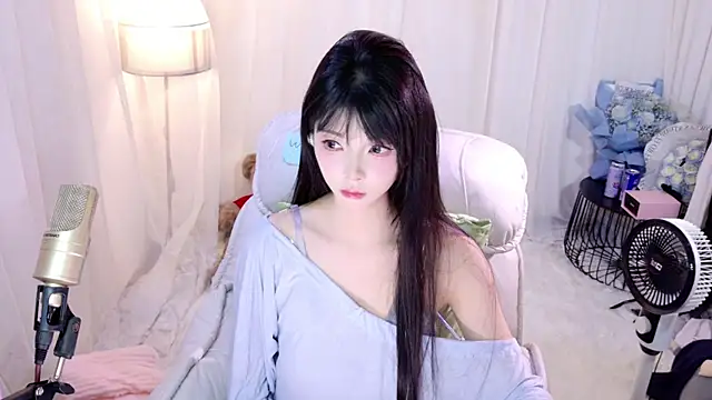 Snapshot of Zoe-001 chatting on April 23, 2:08 pm Zoe-001 online show from April 23, 2:08 pm