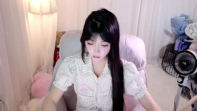 Snapshot of Zoe-001 chatting on April 26, 2:04 pm Zoe-001 online show from April 26, 2:04 pm