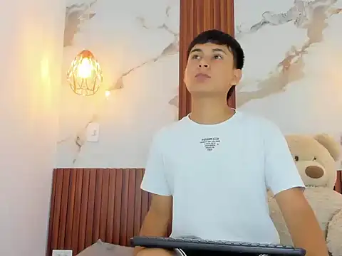 Snapshot of SantiagoCool chatting on April 17, 7:39 pm SantiagoCool online show from April 17, 7:39 pm