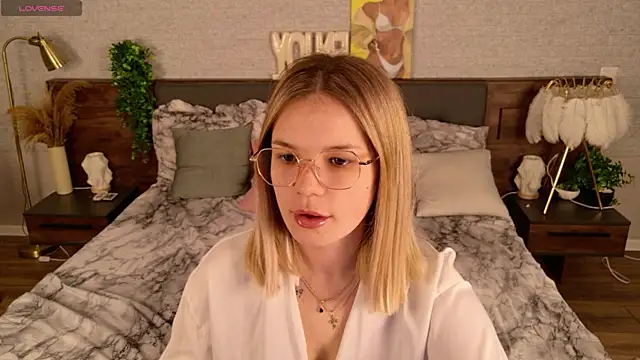 KimEvanss online show from May 14, 5:25 am