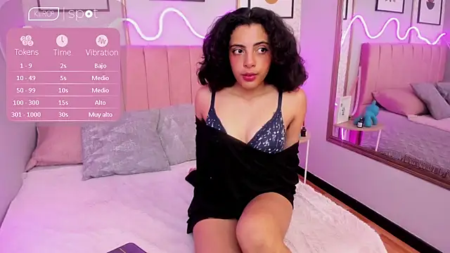 Snapshot of AURORAMILLSS chatting on April 18, 3:32 am AURORAMILLSS online show from April 18, 3:32 am