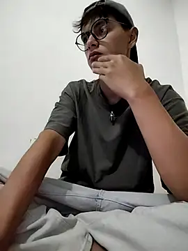 Snapshot of Camilo_hot21 chatting on April 12, 6:18 am Camilo hot21 online show from April 12, 6:18 am