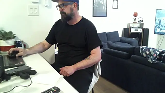 Snapshot of Danos47x chatting on April 15, 10:32 pm Danos47x online show from April 15, 10:32 pm