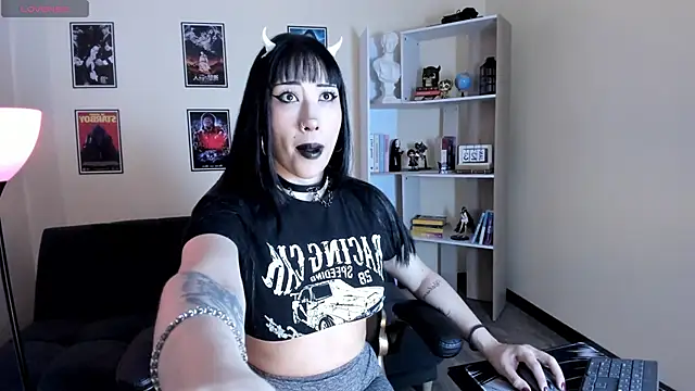 Snapshot of Ravenelle_ chatting on June 6, 10:36 pm Ravenelle online show from June 6, 10:36 pm