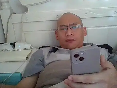 Snapshot of benly118 chatting on April 15, 1:12 am benly118 online show from April 15, 1:12 am