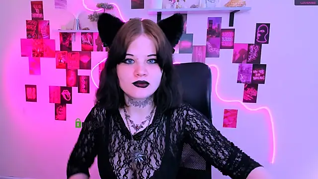 Snapshot of nikki_kiss_ chatting on May 25, 9:15 am nikki kiss online show from May 25, 9:15 am