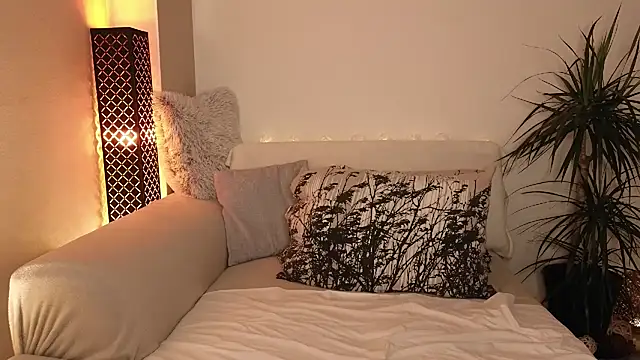 Snapshot of Sharon_Red chatting on February 17, 6:15 pm Sharon Red online show from February 17, 6:15 pm