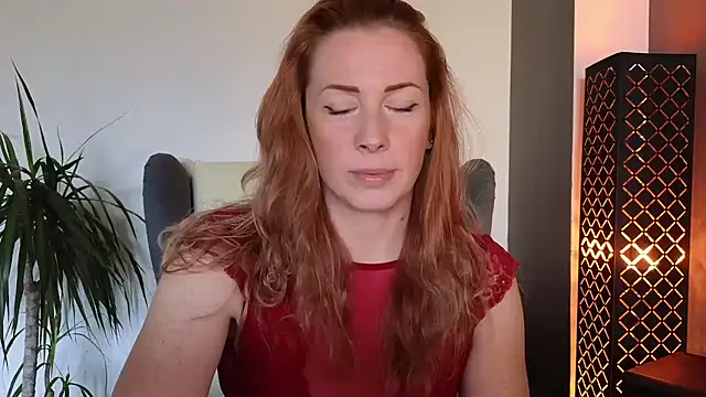 Snapshot of Sharon_Red chatting on October 21, 9:32 am Sharon Red online show from October 21, 9:32 am