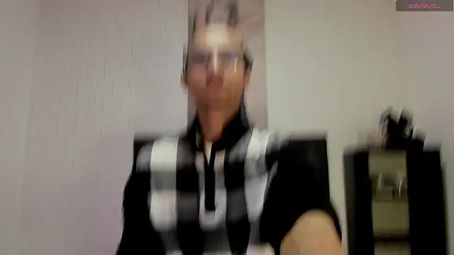 Snapshot of Oliver_Goldberg chatting on April 13, 2:11 pm Oliver Goldberg online show from April 13, 2:11 pm