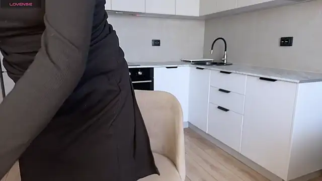 Snapshot of Molly_Beauti chatting on April 14, 5:02 am Molly Beauti online show from April 14, 5:02 am