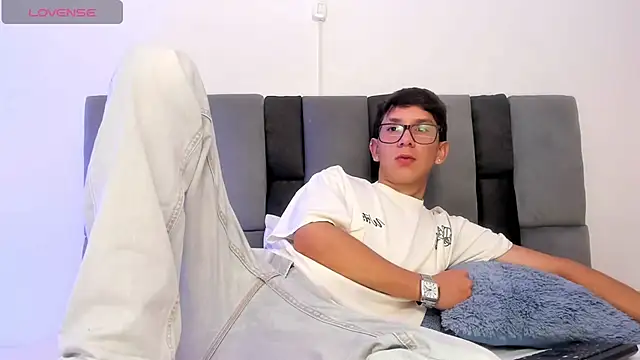 Snapshot of Adrien_silex chatting on April 15, 4:58 pm Adrien silex online show from April 15, 4:58 pm