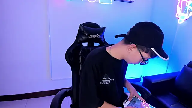 Snapshot of Adrien_silex chatting on April 16, 2:18 pm Adrien silex online show from April 16, 2:18 pm