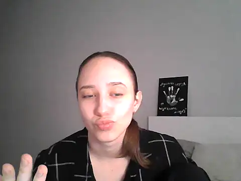 Snapshot of DarkMirel chatting on May 6, 4:23 pm DarkMirel online show from May 6, 4:23 pm