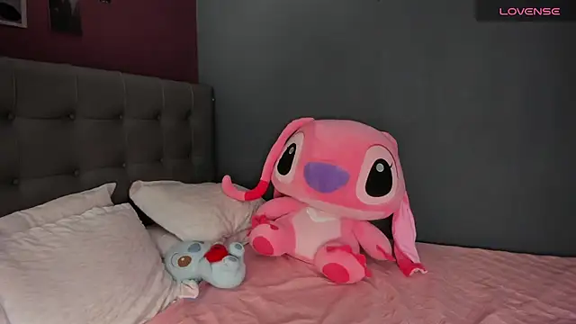 Snapshot of Charlotte_james1 chatting on April 14, 12:38 am Charlotte james1 online show from April 14, 12:38 am