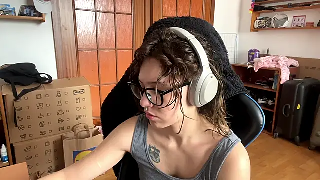 PillowPeachX online show from May 17, 8:34 am
