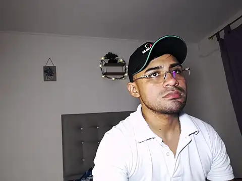 zeussexyhot online show from April 28, 3:44 am