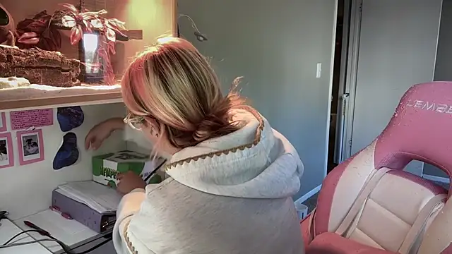 MUSCLEMOMMY1365 online show from May 15, 1:40 pm