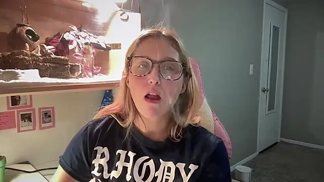 MUSCLEMOMMY1365 online show from June 11, 1:16 am
