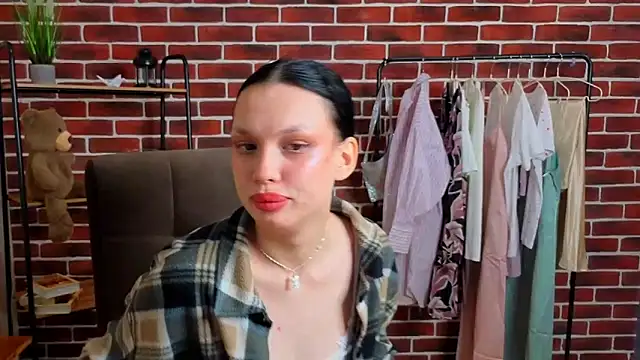 BrendaaWarren online show from April 18, 10:30 am