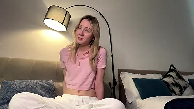 Snapshot of Kattie_Petite chatting on April 21, 1:28 pm Kattie Petite online show from April 21, 1:28 pm
