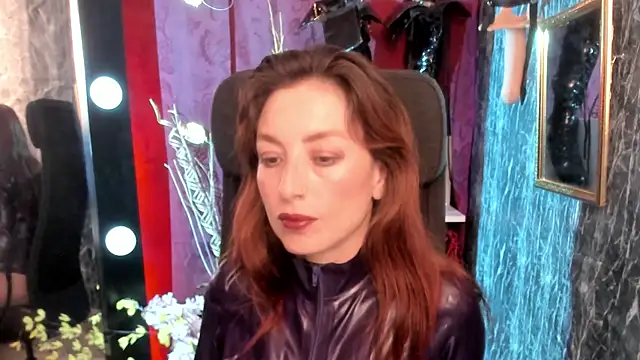 Snapshot of Queenscarlettsecret chatting on April 16, 7:03 pm Queenscarlettsecret online show from April 16, 7:03 pm