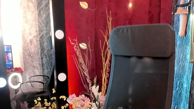 Snapshot of Queenscarlettsecret chatting on April 16, 9:39 pm Queenscarlettsecret online show from April 16, 9:39 pm