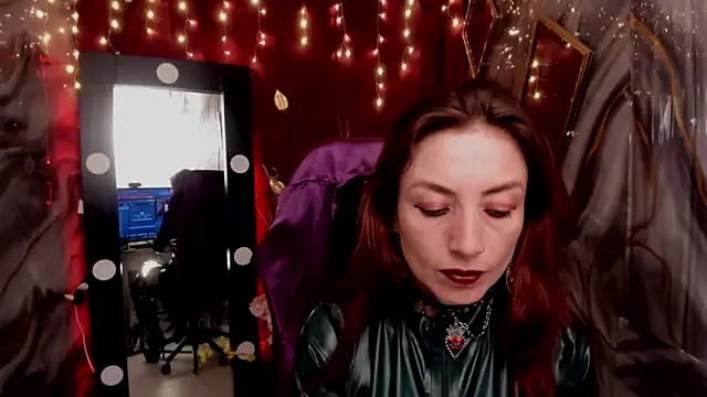Snapshot of Queenscarlettsecret chatting on May 4, 6:37 pm Queenscarlettsecret online show from May 4, 6:37 pm