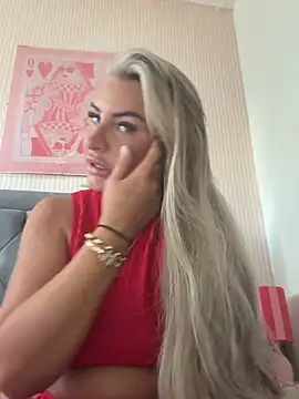 Snapshot of Naughtyhousewife_x chatting on July 2, 9:48 am Naughtyhousewife x online show from July 2, 9:48 am