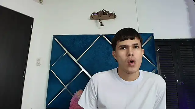 EdwinBoys online show from June 5, 1:28 pm
