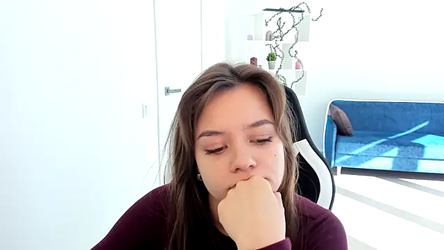 BrunaLinklater online show from April 16, 11:11 am