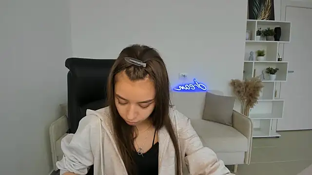 BrunaLinklater online show from April 18, 11:36 am