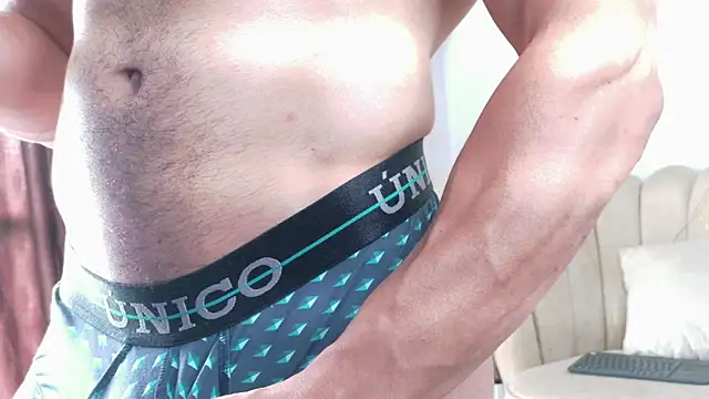 Snapshot of Aroon_connor1 chatting on April 19, 6:10 pm Aroon connor1 online show from April 19, 6:10 pm
