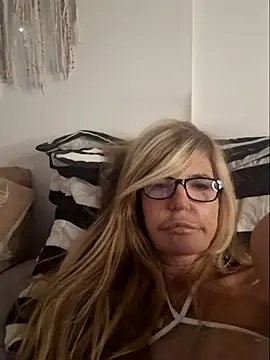 Snapshot of Marianne10 chatting on May 6, 7:08 pm Marianne10 online show from May 6, 7:08 pm