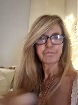 Snapshot of Marianne10 chatting on May 21, 10:50 pm Marianne10 online show from May 21, 10:50 pm