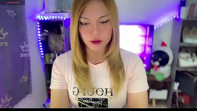 Snapshot of hannaBaby_lisyos11 chatting on June 17, 12:18 pm hannaBaby lisyos11 online show from June 17, 12:18 pm