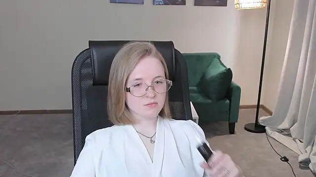 Snapshot of CaylaFahrni chatting on April 17, 7:44 am CaylaFahrni online show from April 17, 7:44 am