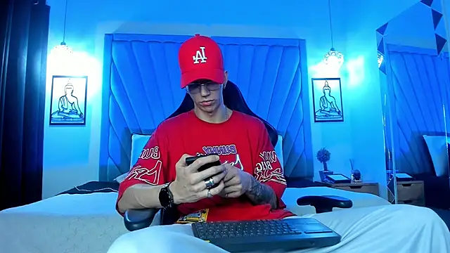 Snapshot of OliverThompsonJS chatting on July 25, 4:21 am OliverThompsonJS online show from July 25, 4:21 am