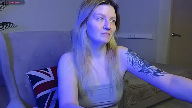 Snapshot of TonyaMeow chatting on June 15, 1:19 am TonyaMeow online show from June 15, 1:19 am