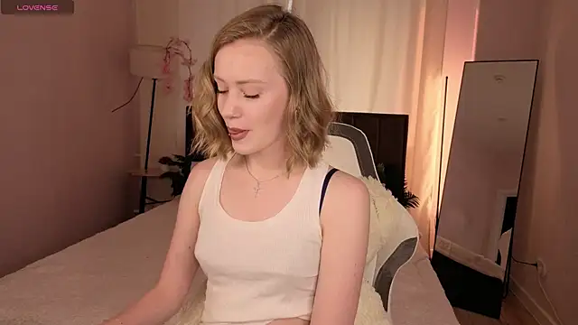 Snapshot of EvaHamilton chatting on June 17, 11:05 pm EvaHamilton online show from June 17, 11:05 pm