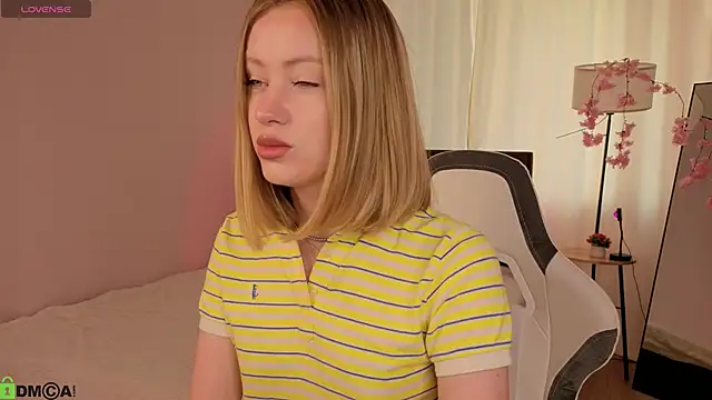 Snapshot of EvaHamilton chatting on June 28, 11:55 pm EvaHamilton online show from June 28, 11:55 pm