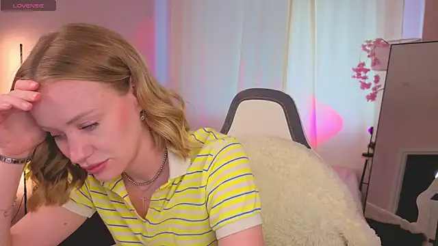 Snapshot of EvaHamilton chatting on July 14, 2:05 am EvaHamilton online show from July 14, 2:05 am