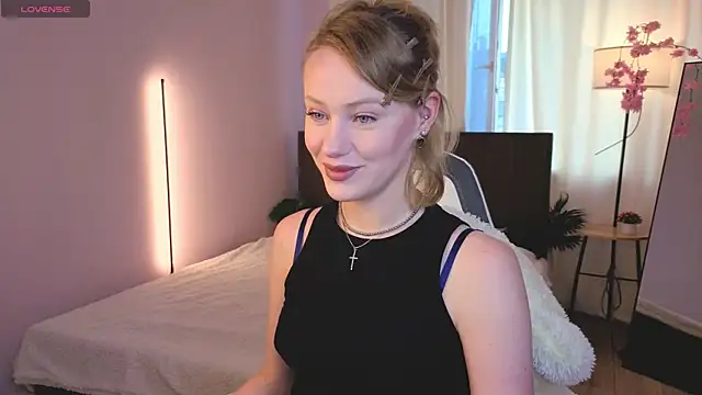 Snapshot of EvaHamilton chatting on July 27, 11:45 pm EvaHamilton online show from July 27, 11:45 pm