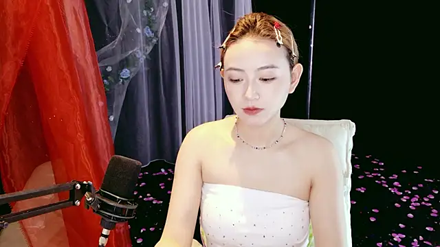 Unique Mia online show from April 25, 4:15 am