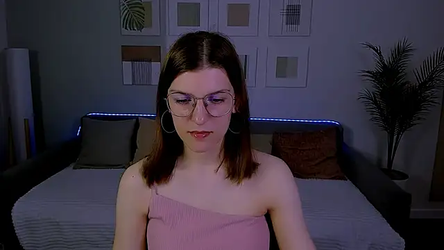 Snapshot of AnnaThorne chatting on May 7, 3:23 am AnnaThorne online show from May 7, 3:23 am